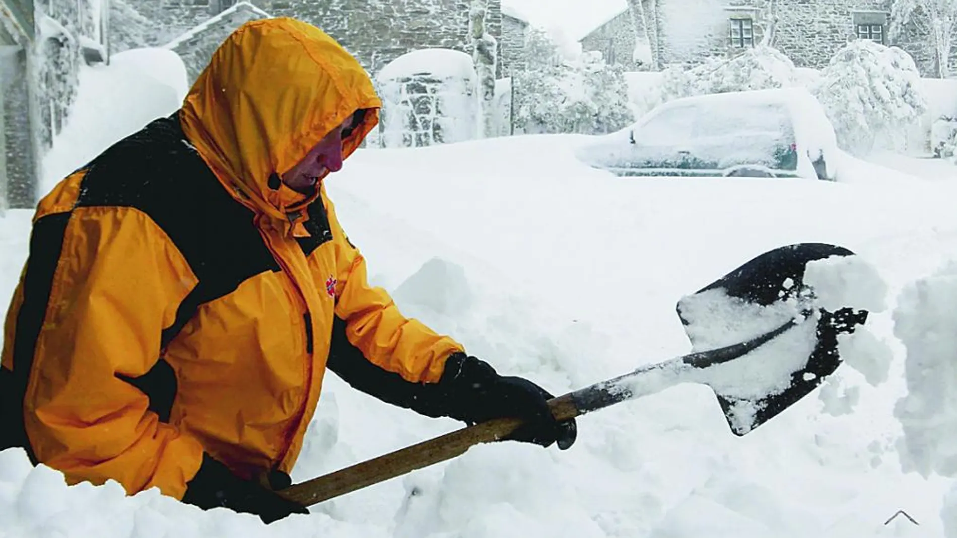 Un vecino de O Cebreiro, en Lugo, retira la nieve que ha cubierto toda la localidad