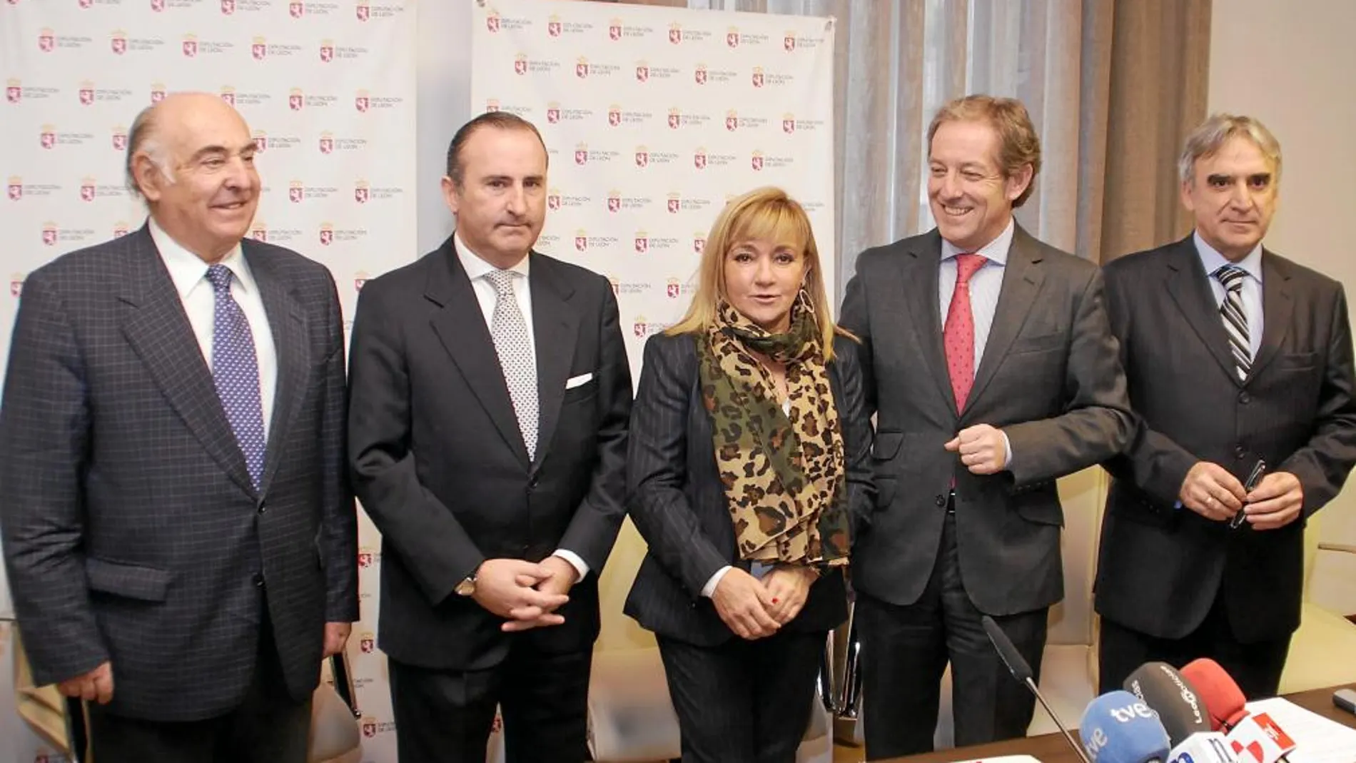 Isabel Carrasco, Manuel Lamelas, Javier Vega, Juan Carlos Fernández y Pablo Junceda, tras firmar el acuerdo