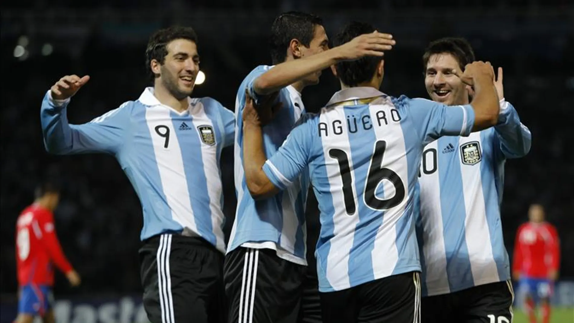 En la imagen, el jugador de la selección de fútbol de Argentina Sergio Agüero (1º d) junto a Lionel Messi (d), Angel Di maría (1º izq) y Gonzalo Higuaín (izq)