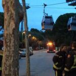 Imagen de los bomberos junto al teleférico de Montjuic