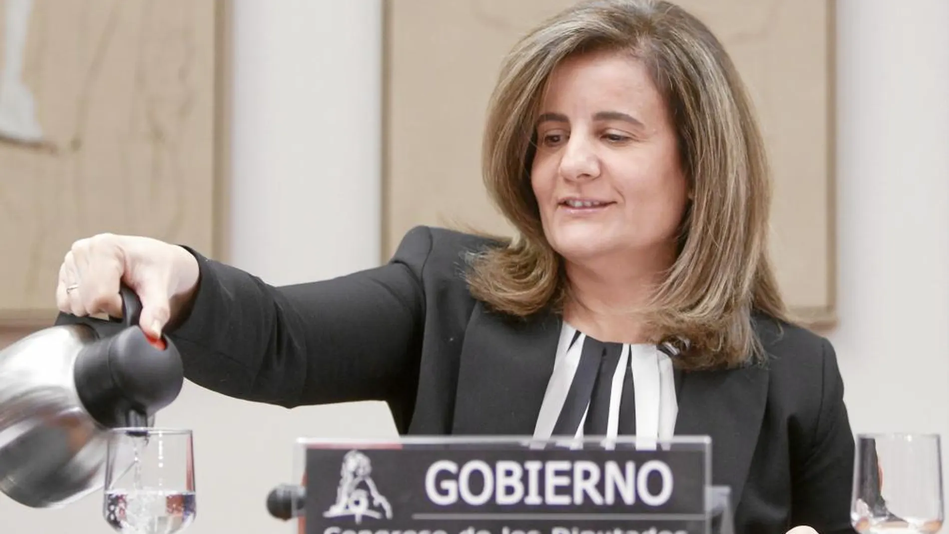 La ministra de Empleo y Seguridad Social, Fátima Báñez, durante su comparecencia, ayer, en el Congreso