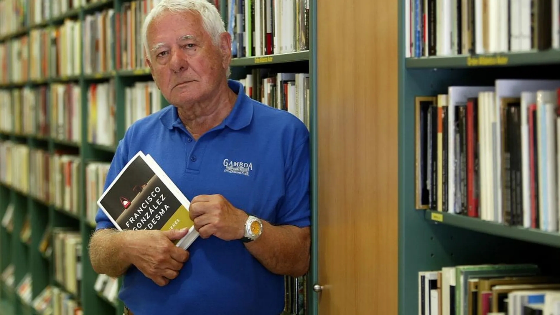 El escritor Francisdo González Ledesma posa con su libro "Cinco mujeres y media"