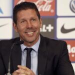 Simeone durante su comparecencia en el estadio Vicente Calderón, tras la renovación de su contrato