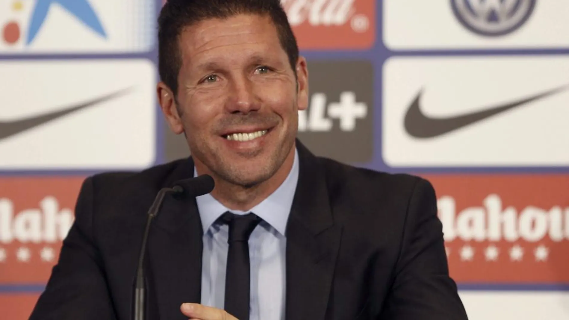 Simeone durante su comparecencia en el estadio Vicente Calderón, tras la renovación de su contrato