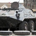 Un vehículo militar vigila un punto de control a la ciudad de Saná, dentro de la ofensiva contra Al Qaeda emprendida por el Ejército yemení.