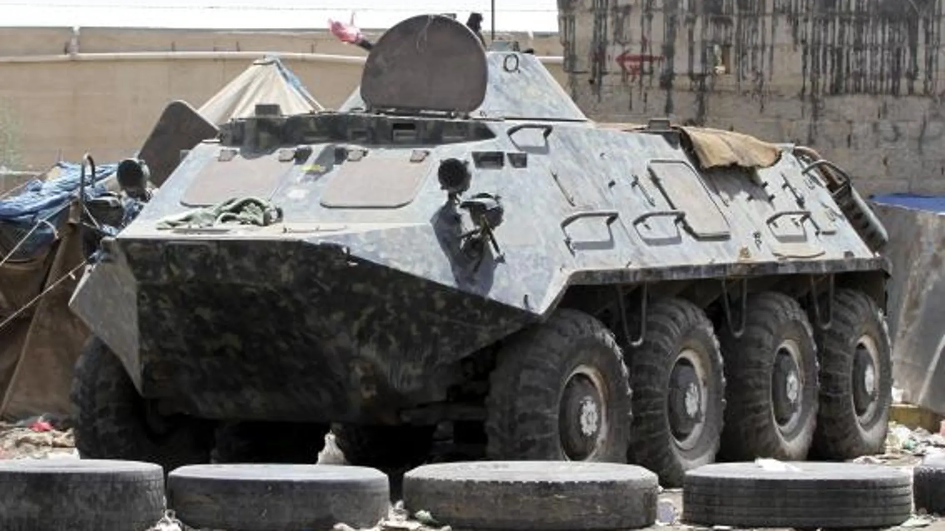 Un vehículo militar vigila un punto de control a la ciudad de Saná, dentro de la ofensiva contra Al Qaeda emprendida por el Ejército yemení.