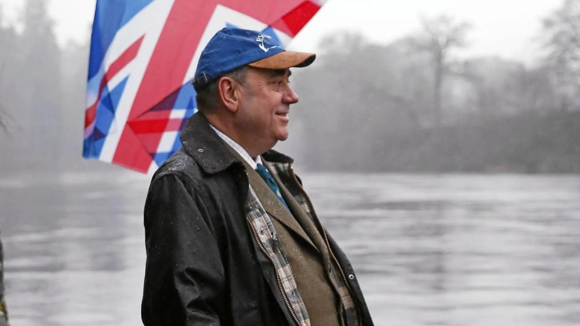 El primer ministro de Escocia, Alex Salmond, frente a una bandera de Reino Unido