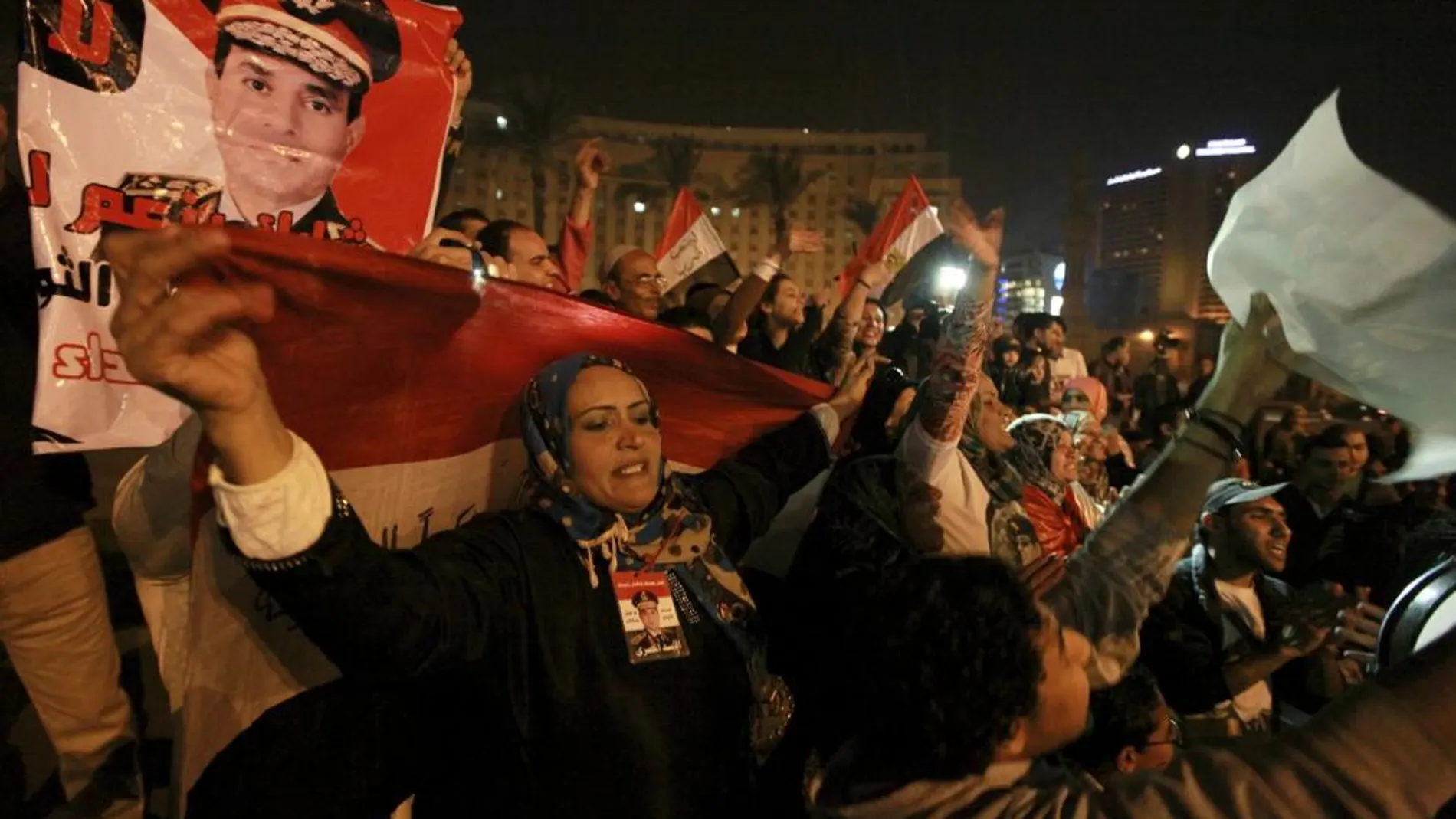 Banderas de Egipto y fotos del general Al Sisi tras los resultados de la votación