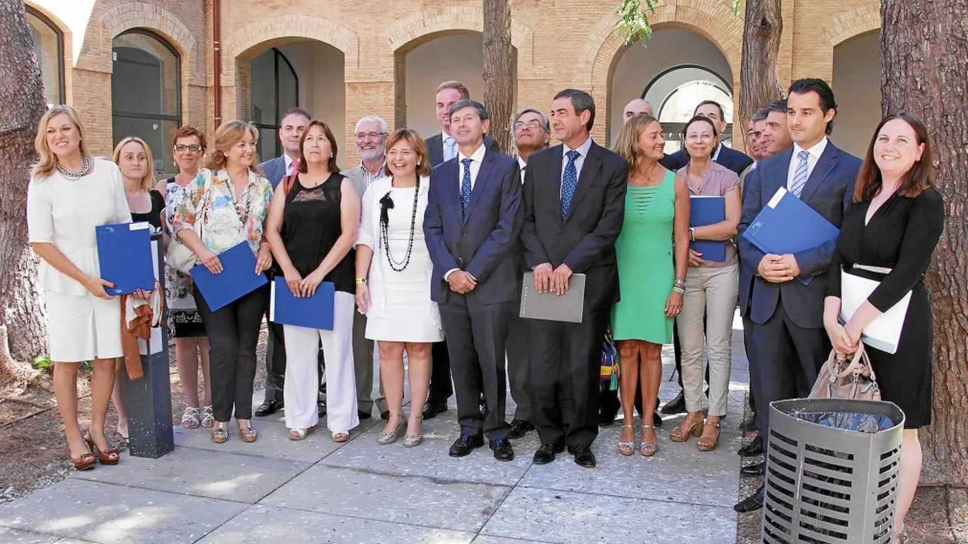 Bonig y el director de Patrimonio de Bankia, junto con alcaldes y ediles