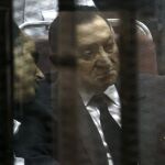 El expresidente egipcio Hosni Mubarak llegó hoy al Tribunal Penal de El Cairo para escuchar la sentencia.