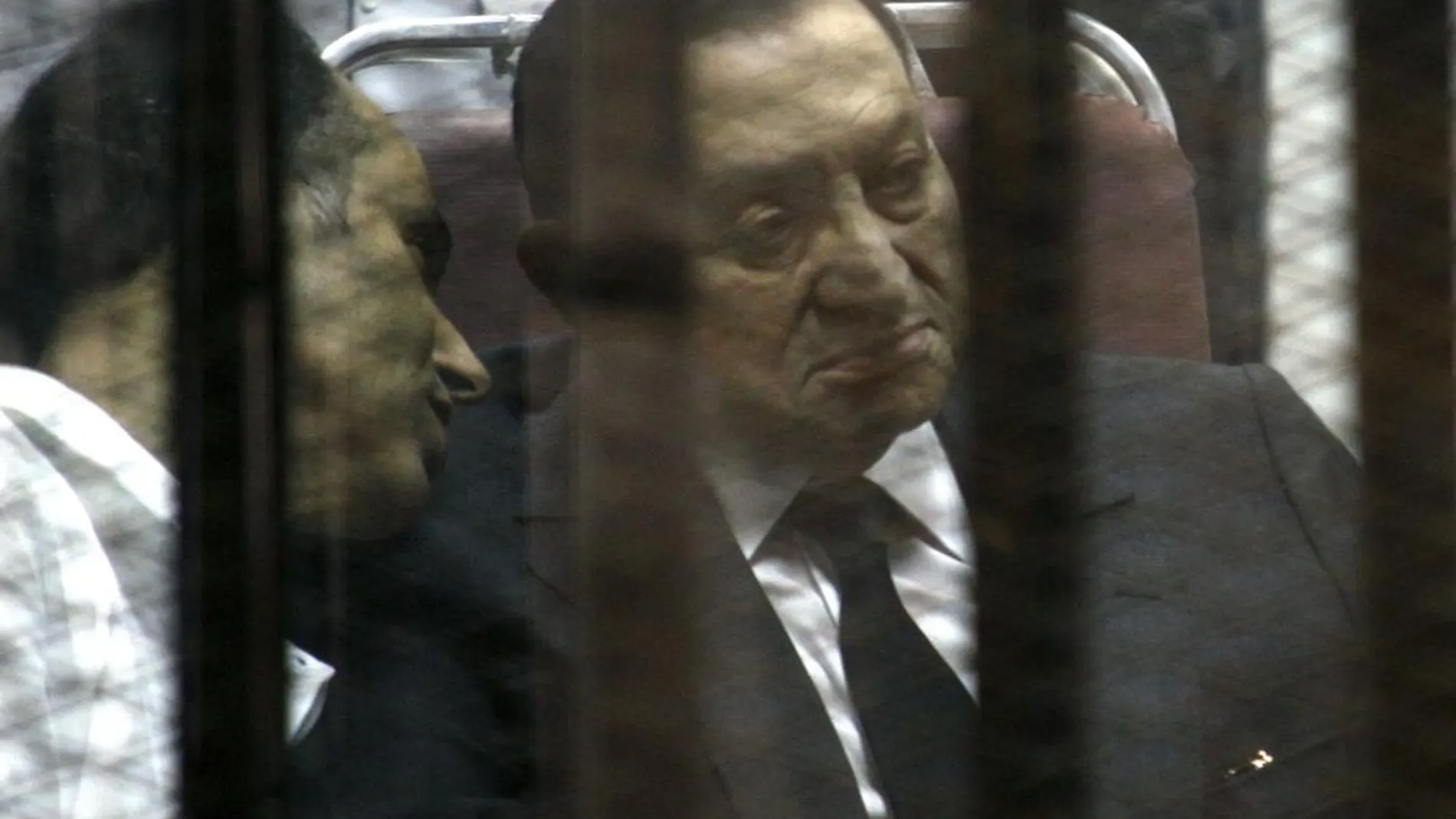 El expresidente egipcio Hosni Mubarak llegó hoy al Tribunal Penal de El Cairo para escuchar la sentencia.