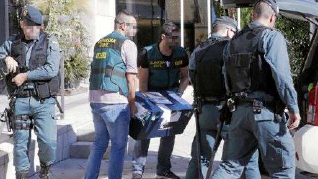 Agentes de la Guardia Civil registran el Ayuntamiento de Collado Villalba el pasado 27 de octubre