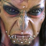 Un hombre se implanta cuernos y se tatúa los ojos para parecer un demonio