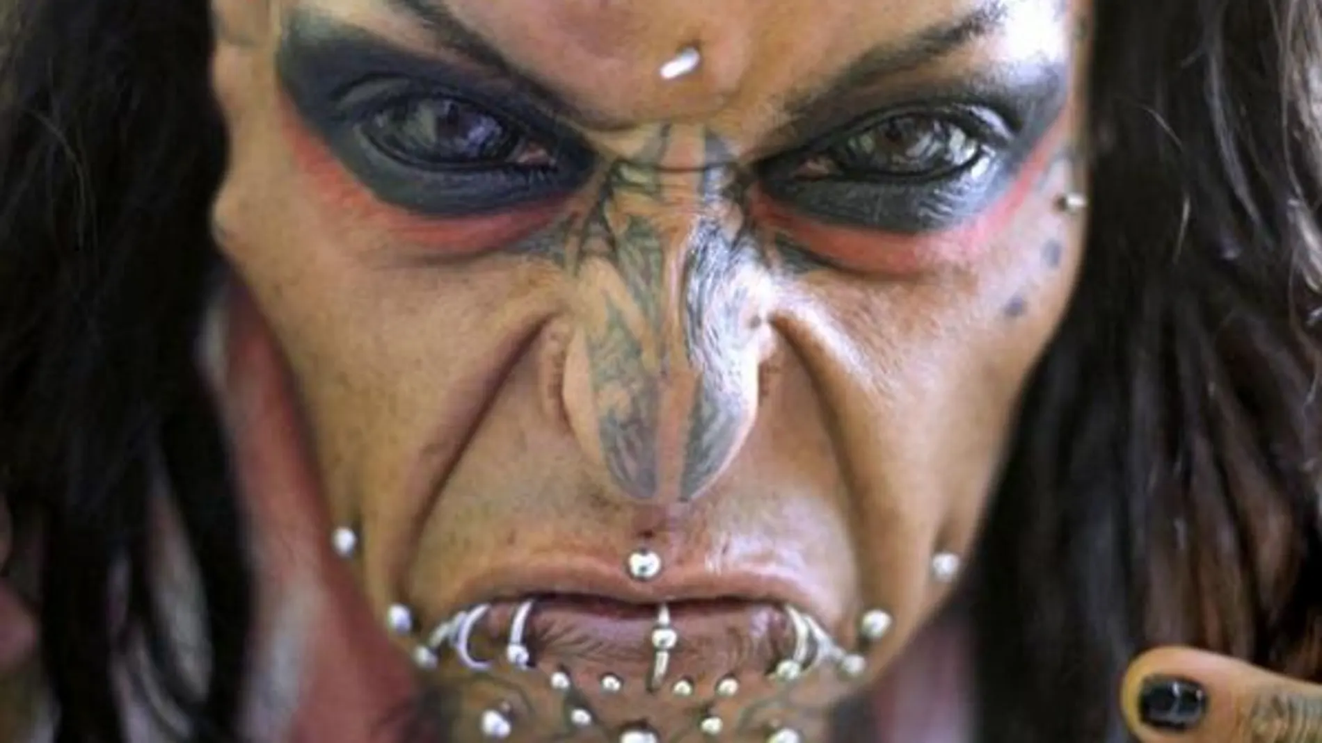 Un hombre se implanta cuernos y se tatúa los ojos para parecer un demonio
