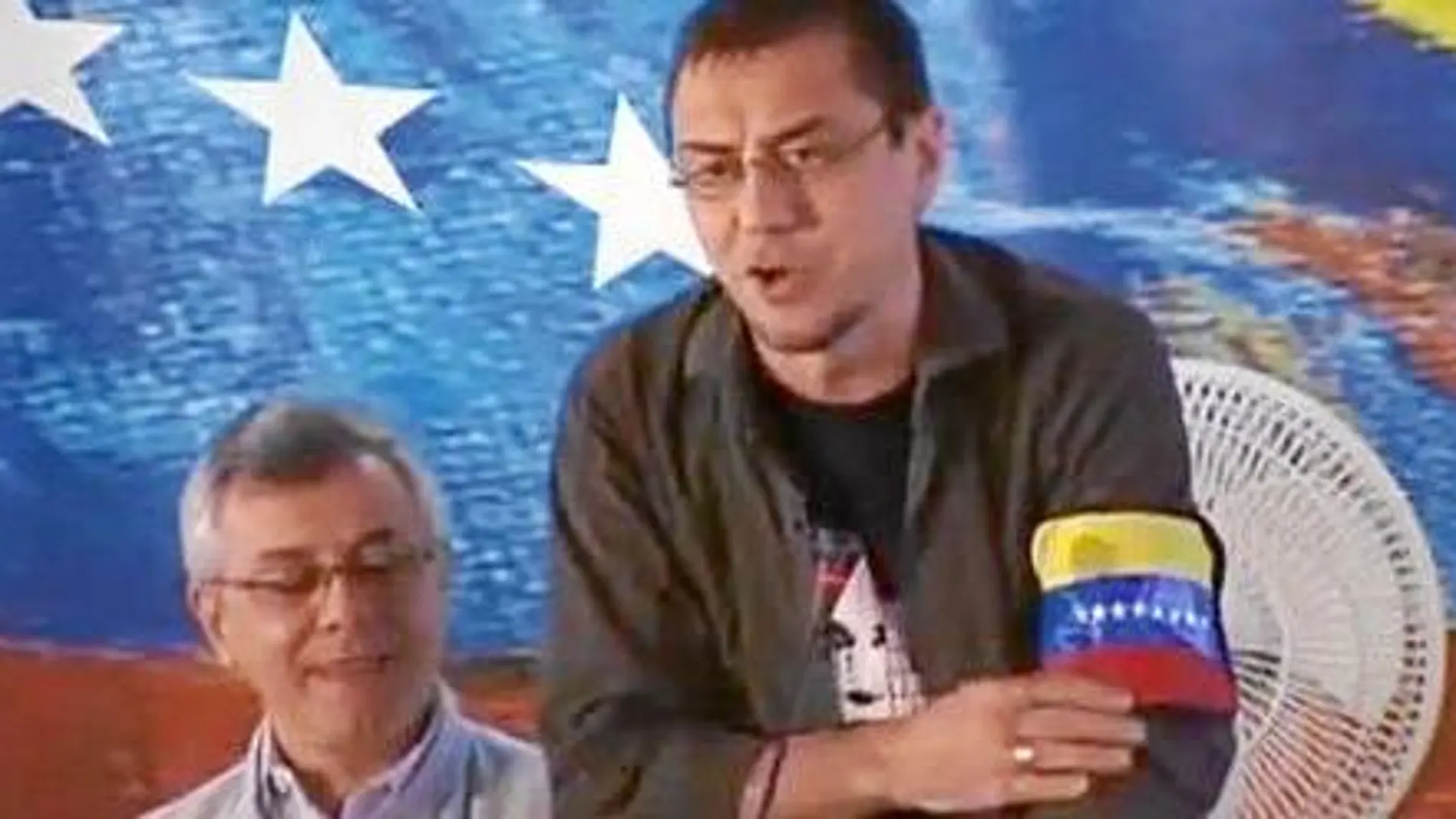 Juan Carlos Monedero siempre ha mostrado sus simpatías por el régimen venezolano. En la foto, días después de la muerte de Chávez, en marzo de 2013, durante una mesa redonda en Caracas