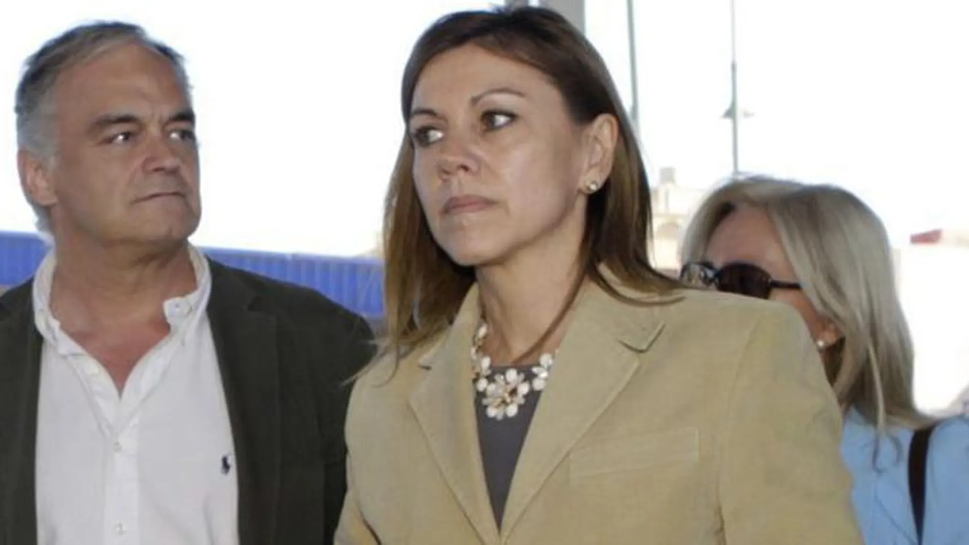 María Dolores de Cospedal, acompañada de Esteban González Pons (2ºd), hoy en Melilla.