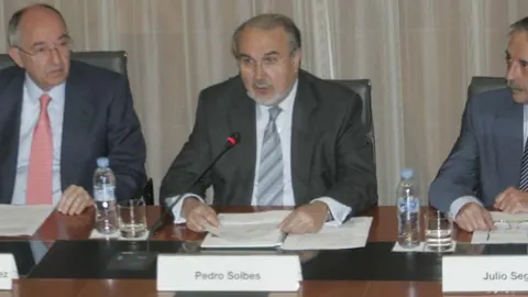 Fernández Ordóñez (izq.) y Segura (derecha), en un acto con Pedro Solbes