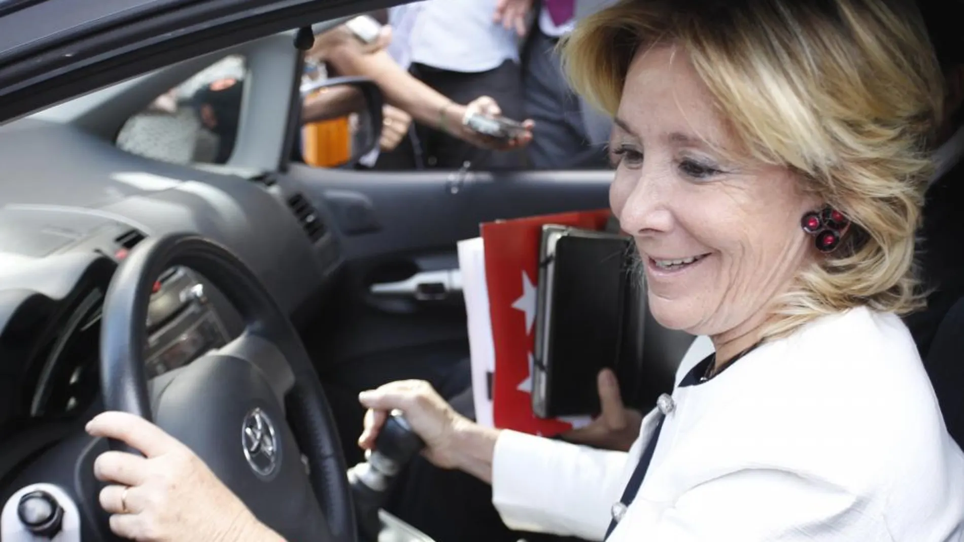 Esperanza Aguirre, en su coche, en una imagen de archivo