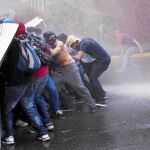 Manifestantes en contra del Gobierno de Maduro son disparados con cañones de agua en Caracas
