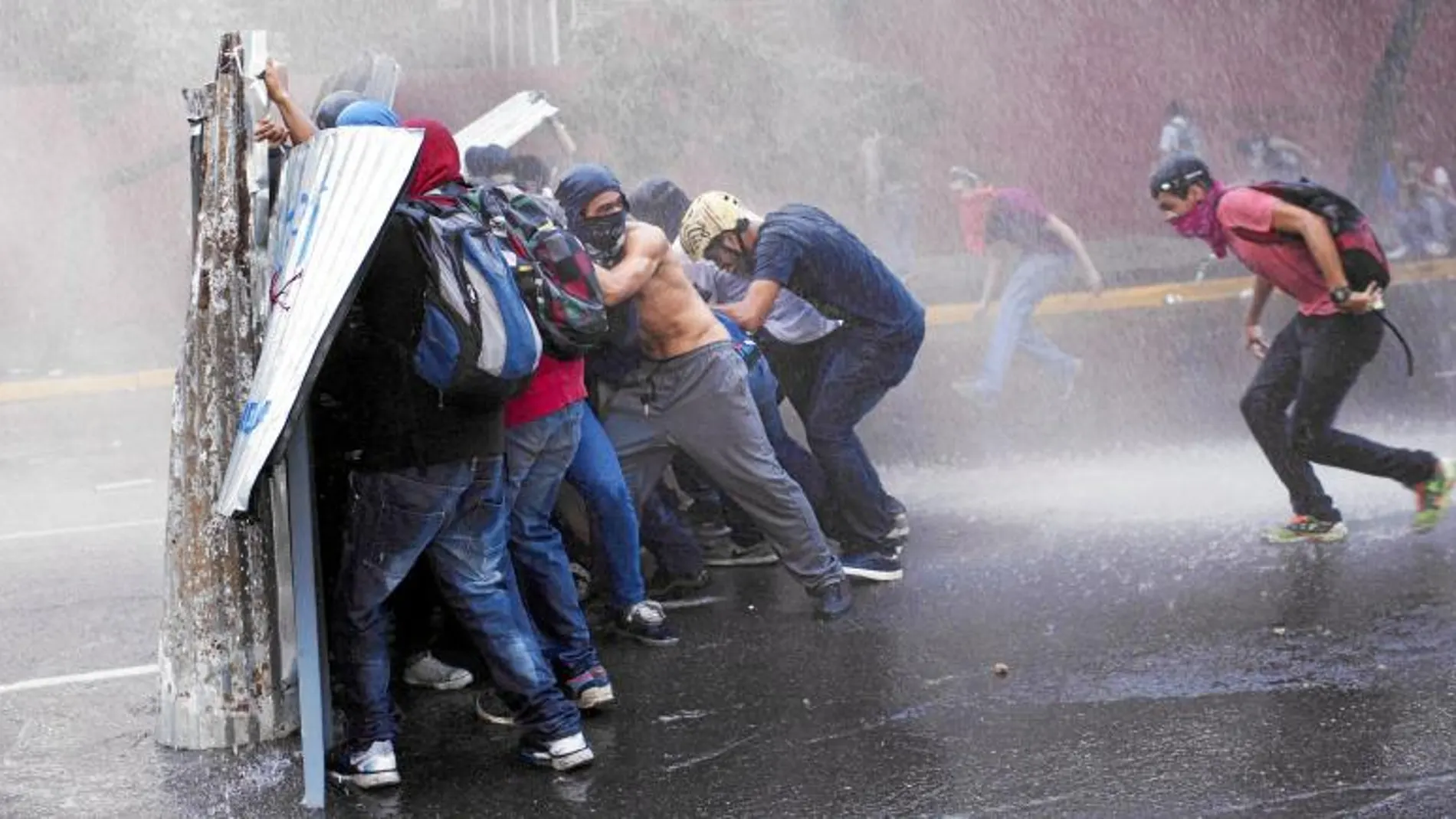 Manifestantes en contra del Gobierno de Maduro son disparados con cañones de agua en Caracas