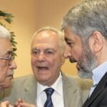 El presidente palestino, Mahmoud Abbas, y el líder de Hamas en 2011, Khaled Mashaal, en una reunión en El Cairo en 2011.