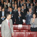 El Rey Felipe recibe el aplauso de los directivos y presidentes de empresas del III Congreso Nacional de Directivos, celebrado en Bilbao.