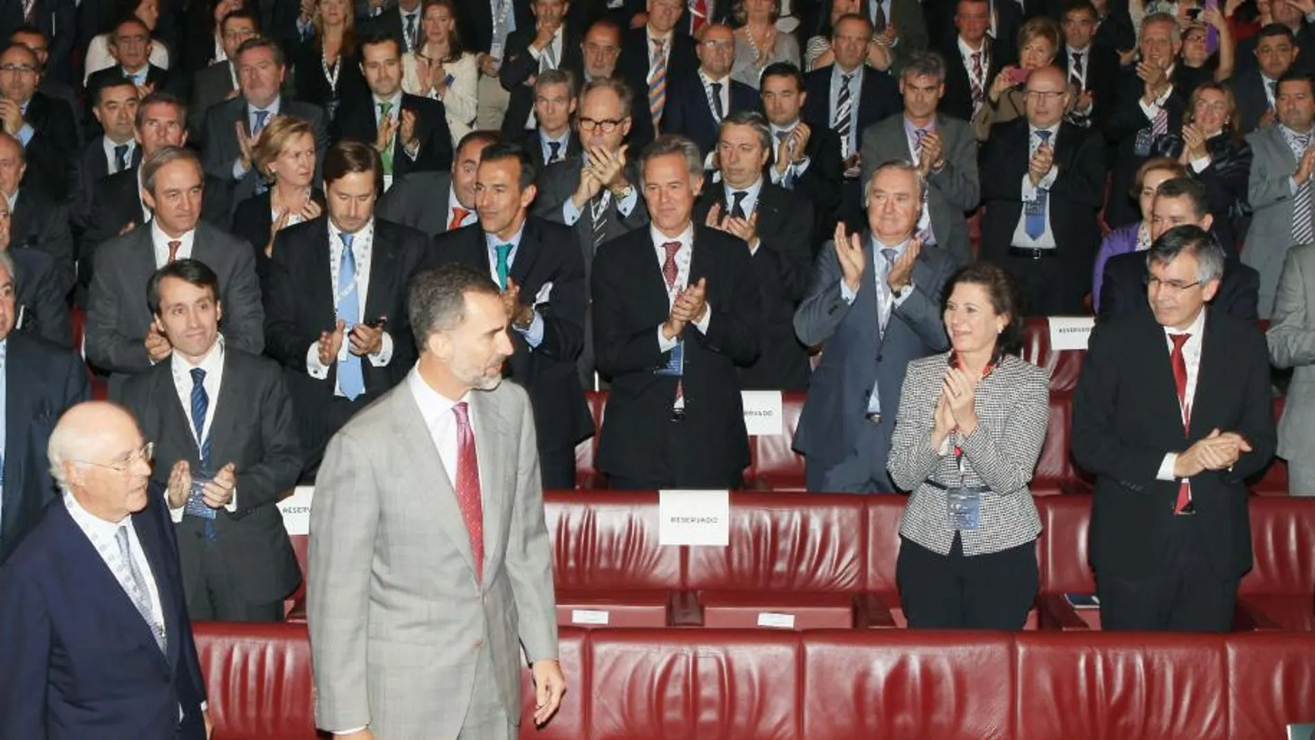 El Rey Felipe recibe el aplauso de los directivos y presidentes de empresas del III Congreso Nacional de Directivos, celebrado en Bilbao.