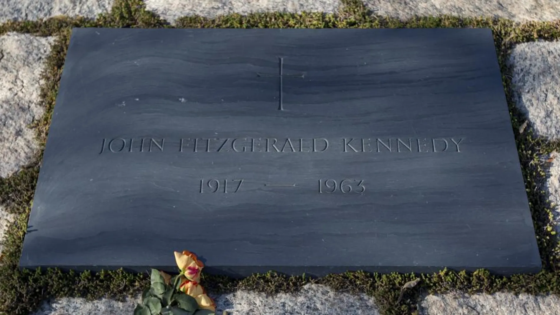 Imagen de la lápida en la tumba de John F. Kennedy, en Cementario Nacional de Arlington