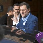 Mariano Rajoy saluda a su salida del cónclave que ha reunido durante dos días a los populares