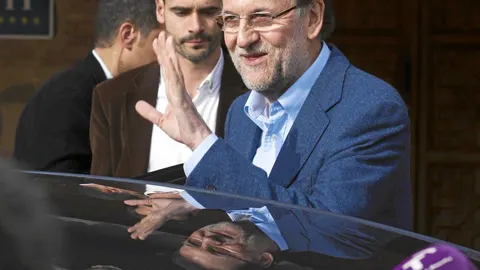 Mariano Rajoy saluda a su salida del cónclave que ha reunido durante dos días a los populares