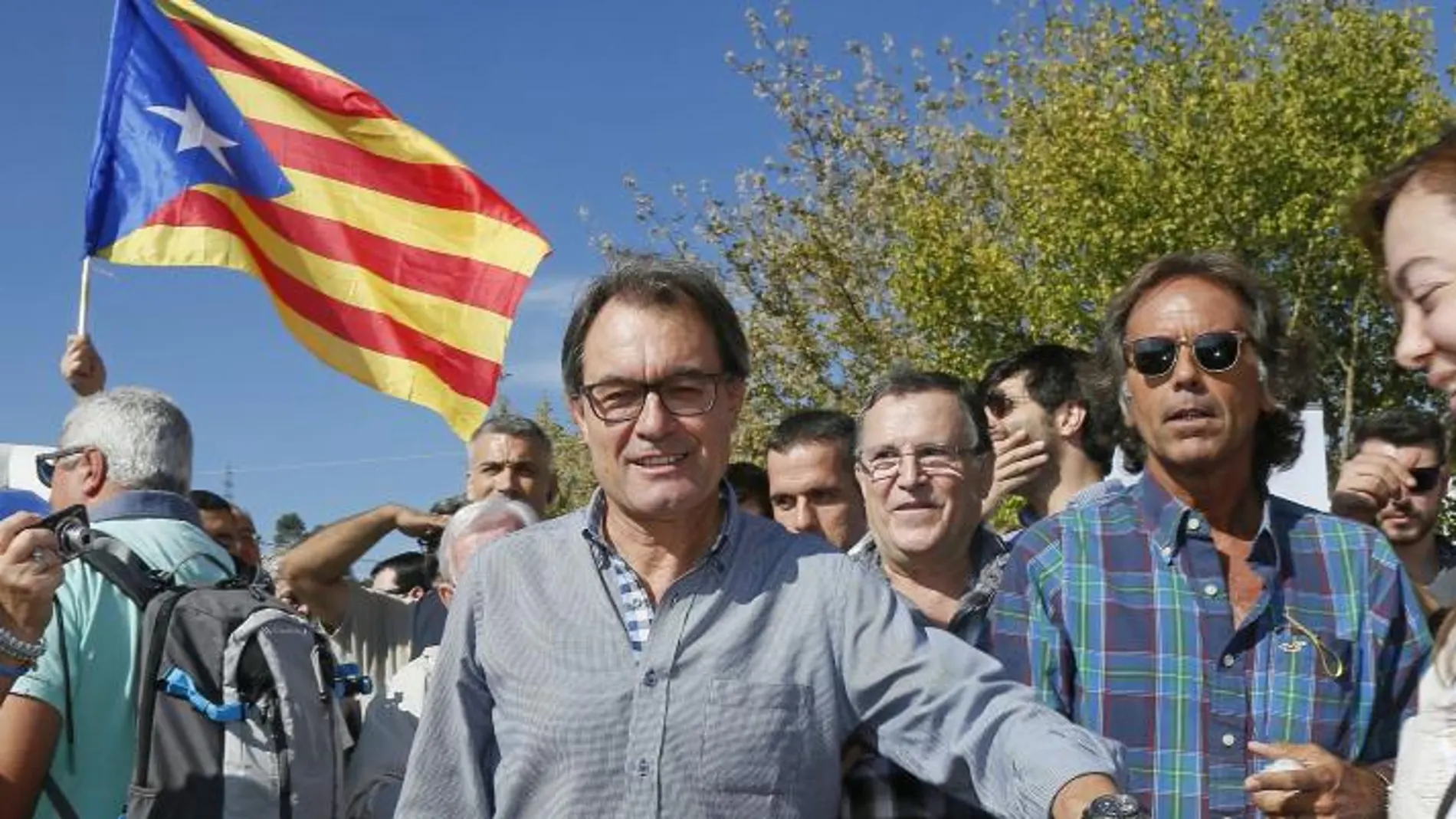 El presidente de Convergència y de la Generalitat de Cataluña, Artur Mas, saluda a los asistentes a la fiesta del CDC, que se ha celebrado en Manresa