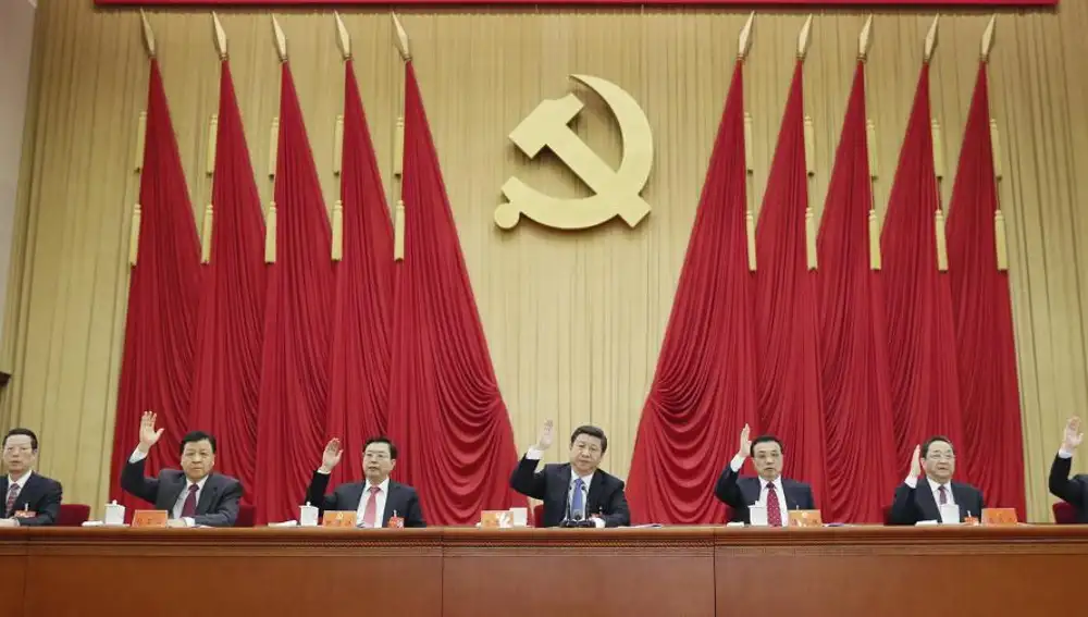El presidente chino Xi Jinping (en el centro),y otros líderes del Partido Comunista