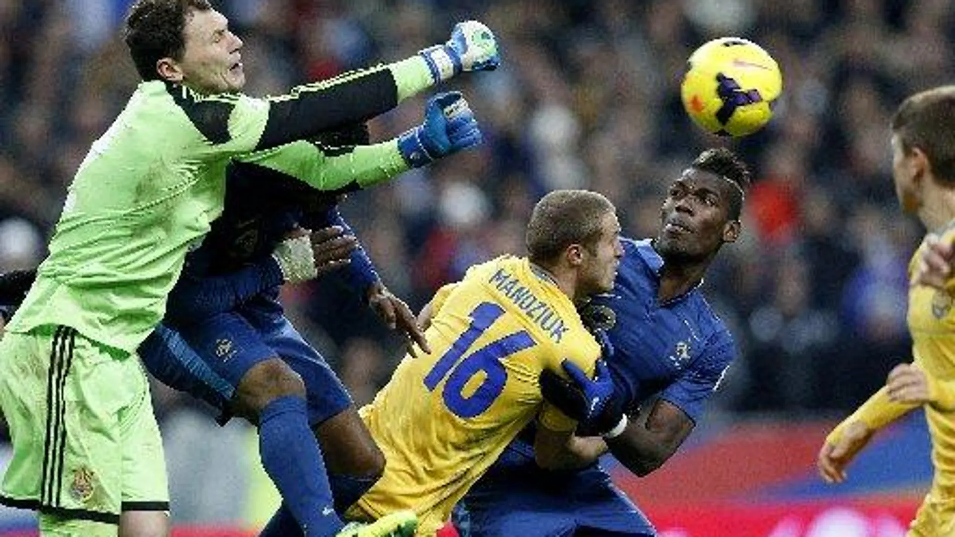 El arquero de Ucrania Andriy Pyatov (i) rechaza ante Paul Pogba (d) de Francia