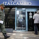 Colas a la entrada de un banco en Caracas