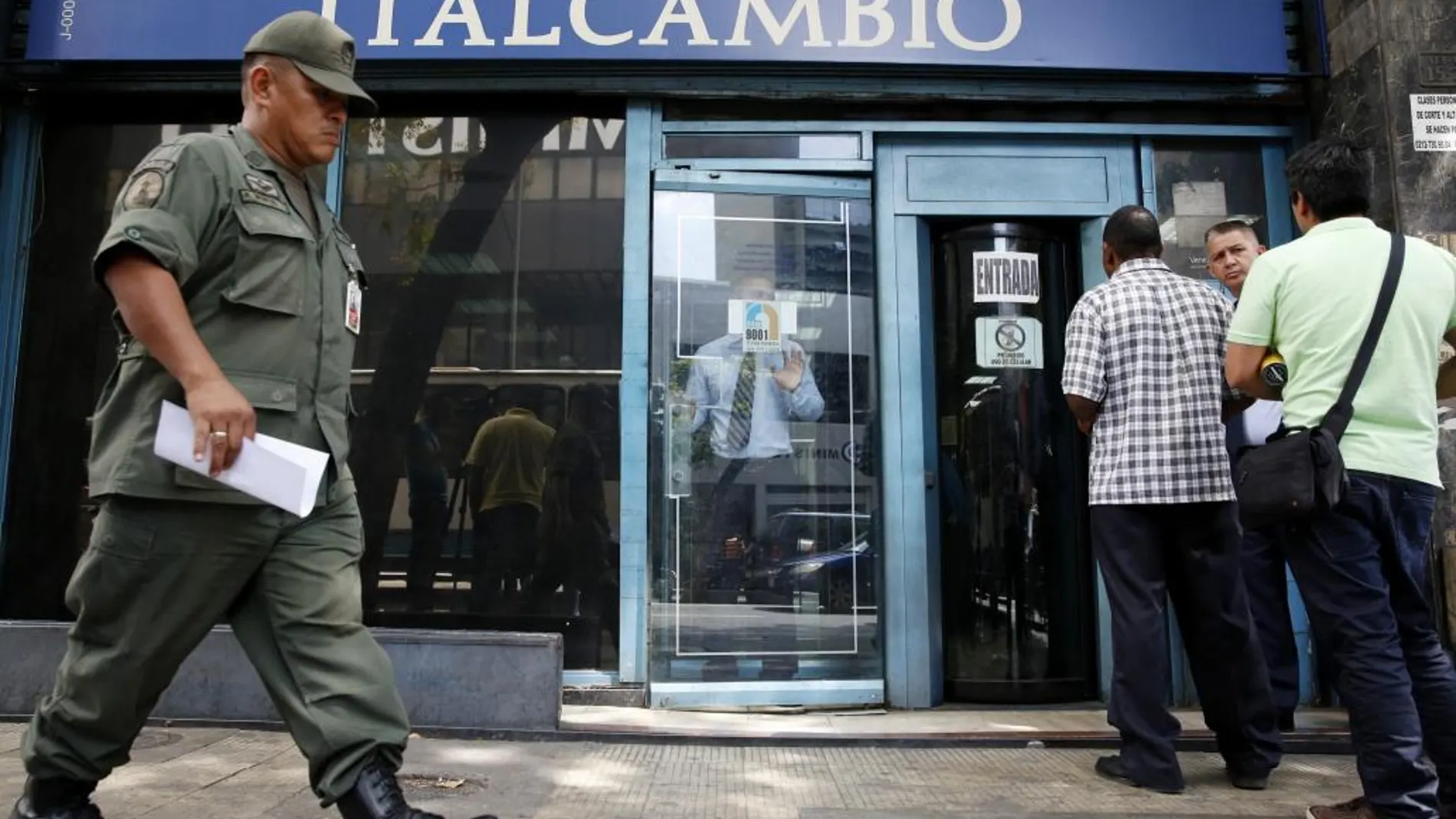 Colas a la entrada de un banco en Caracas