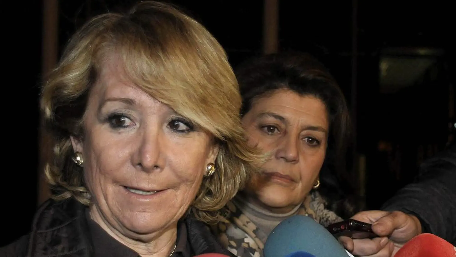 Esperanza Aguirre realiza declaraciones a los medios de comunicación a su salida del centro penitenciario de Segovia después de visitar hoy al dirigente de Nuevas Generaciones del partido en Madrid Ángel Carromero