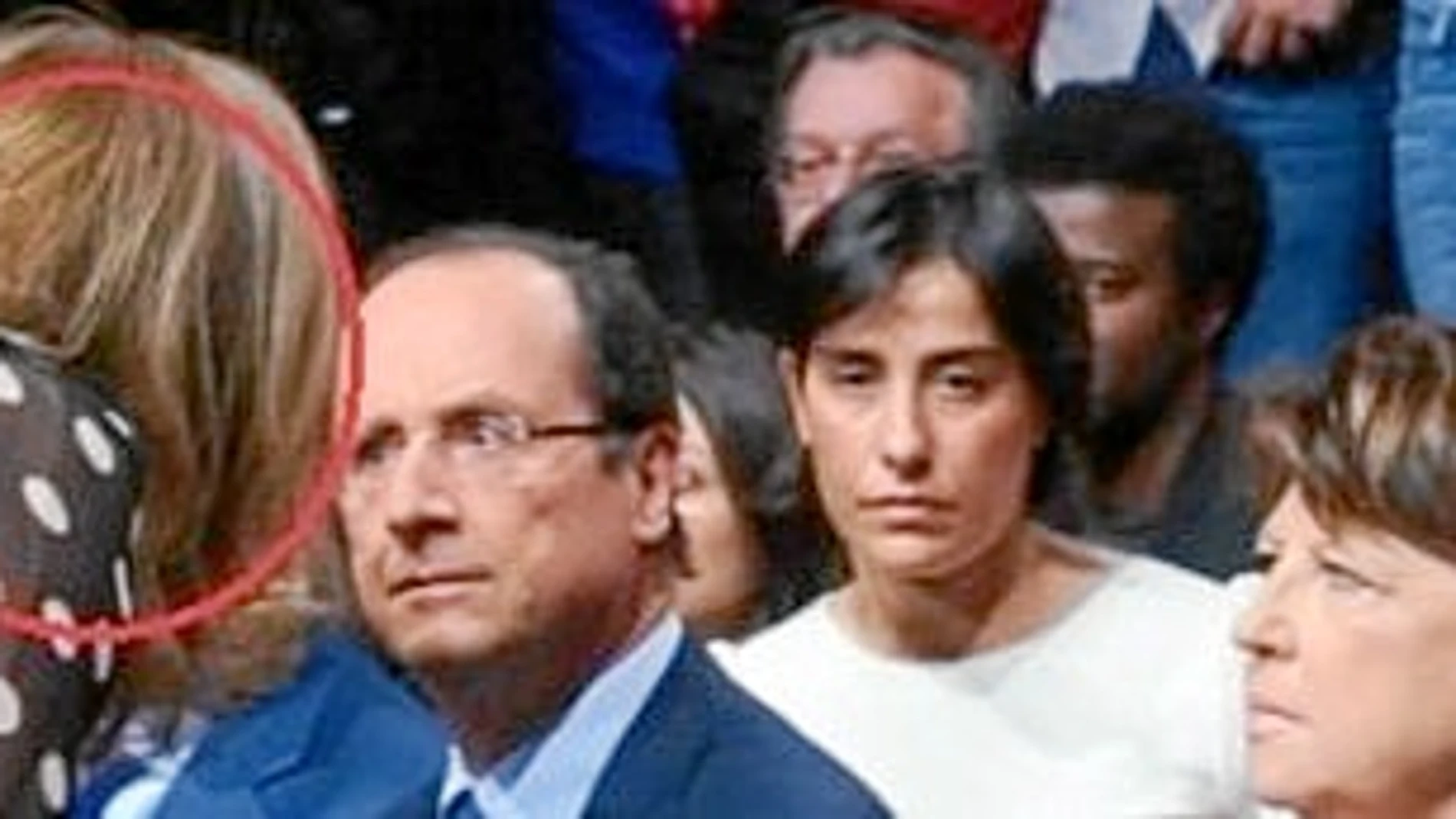 ¿CUMBRE DE CELOS?. Hollande, frente a Trierweiler, con su ex Ségolène a la izda., y su amante, Gayet, al fondo
