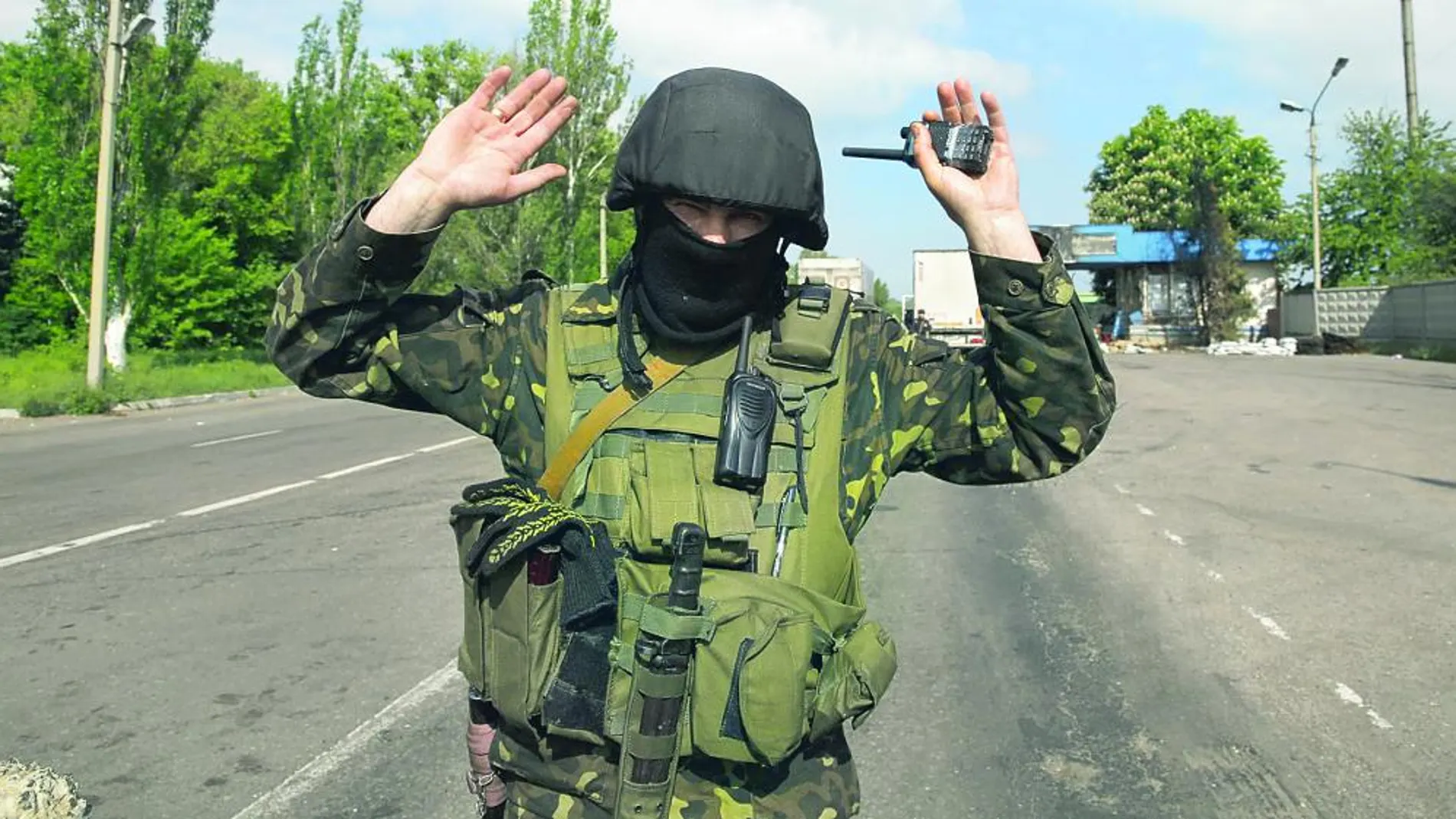 Un soldado ucraniano bloquea el paso a un fotógrafo en una carretera al norte de Slavians