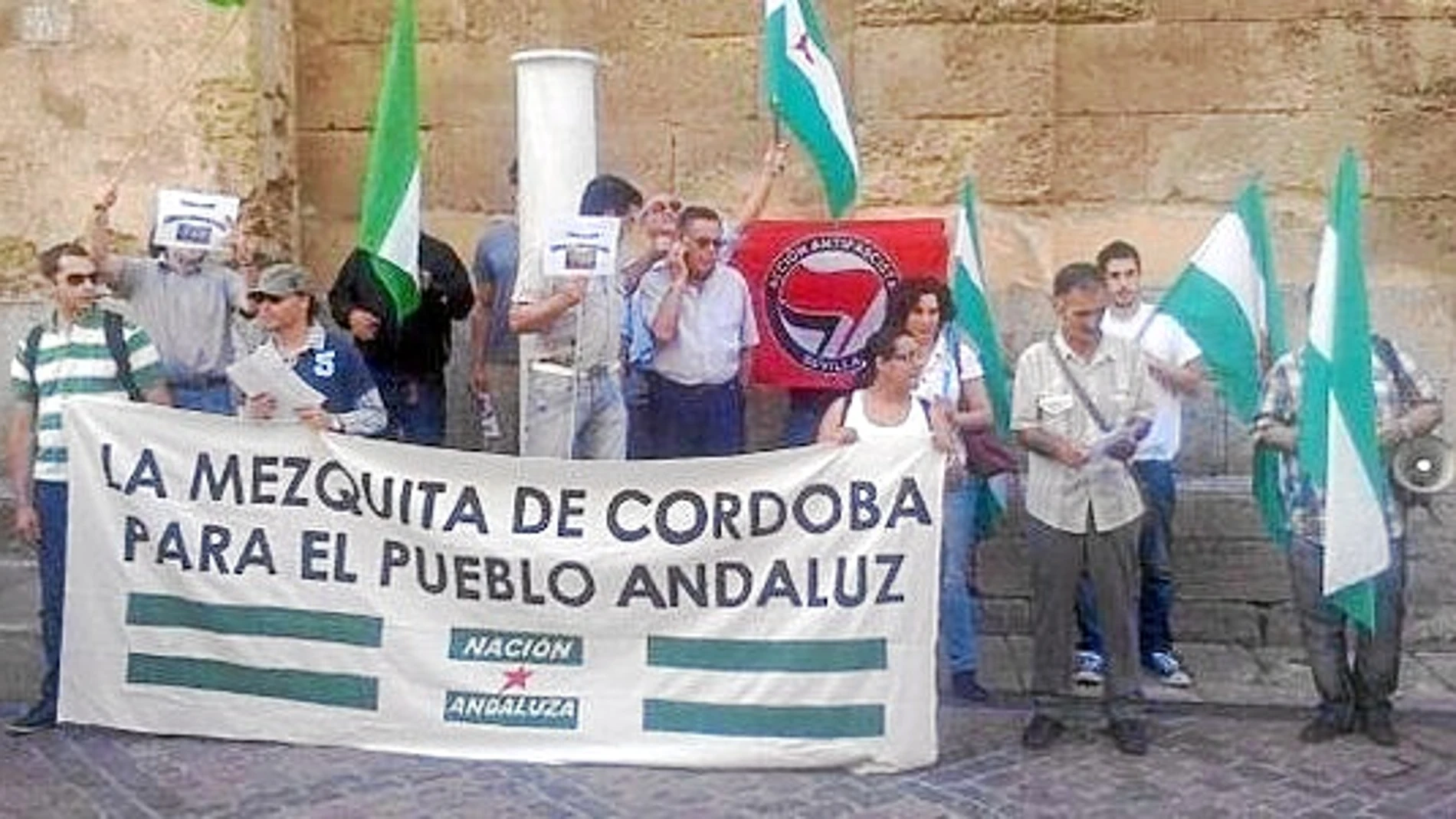 Unos pocos miembros de Nación Andaluza se concentraron ayer para pedir que la Mezquita sea «del pueblo andaluz»