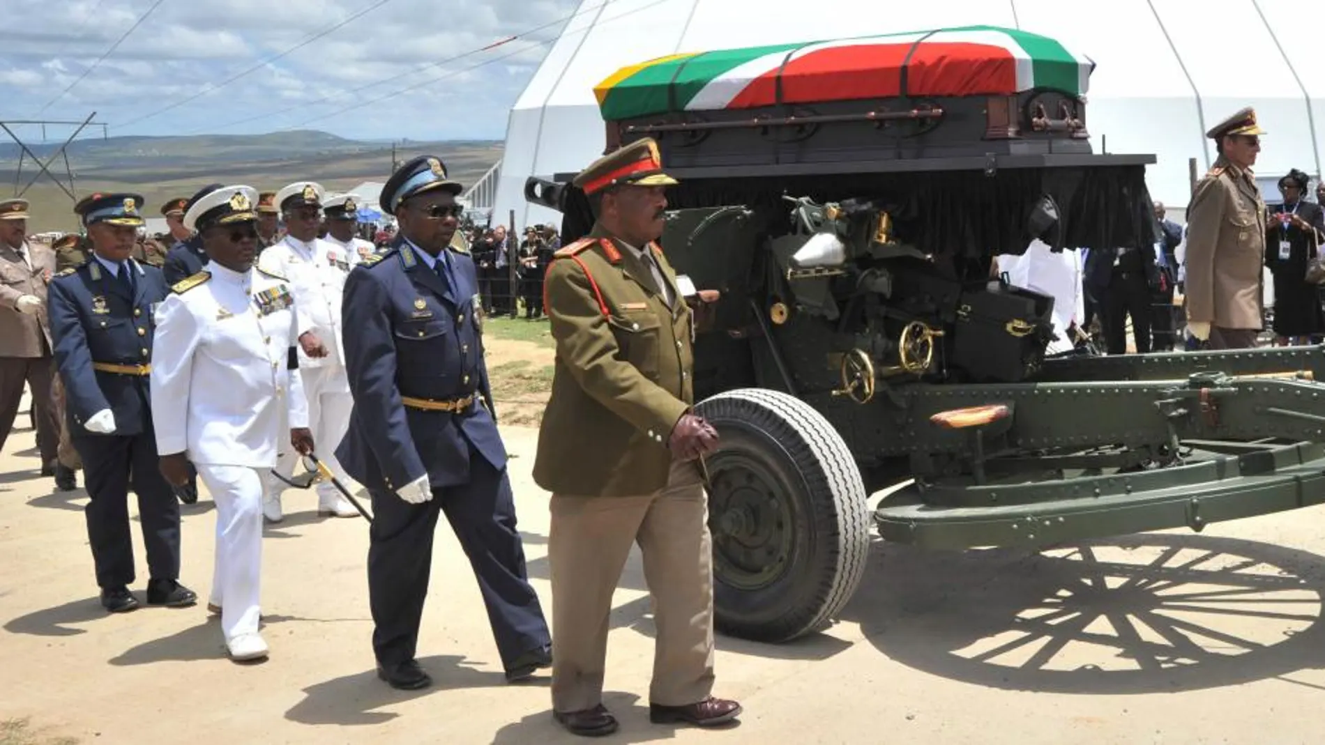 Militares trasladan el féretro de Nelson Mandela hasta su sepulura