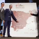 Los ciclistas Luis Ángel Maté (i), Alejandro Valverde (2i) y Joaquín Rodríguez "Purito"(d), posan con un mapa, durante la ceremonia de presentacións del recorrido de la Vuelta a España 2015.