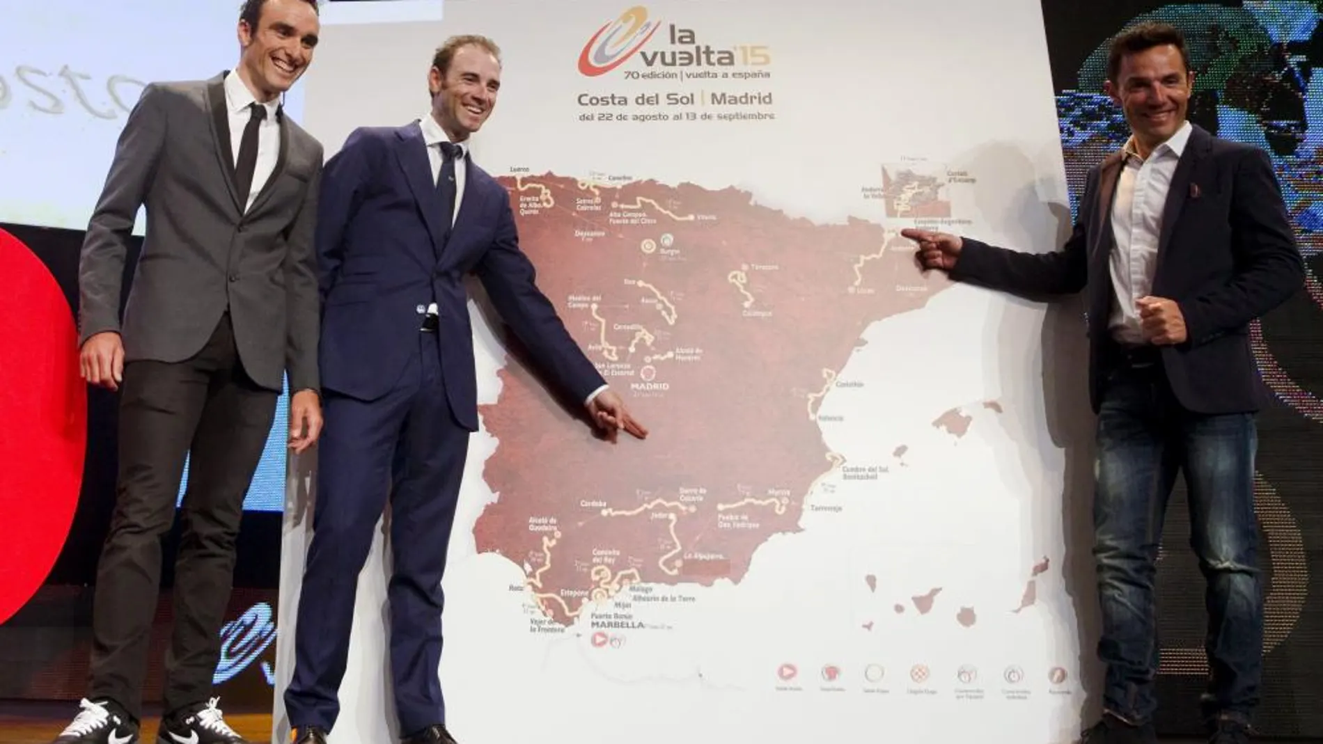 Los ciclistas Luis Ángel Maté (i), Alejandro Valverde (2i) y Joaquín Rodríguez "Purito"(d), posan con un mapa, durante la ceremonia de presentacións del recorrido de la Vuelta a España 2015.