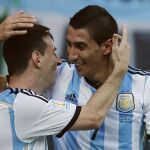 Lionel Messi y Di María celebran un gol en el partido contra Irán