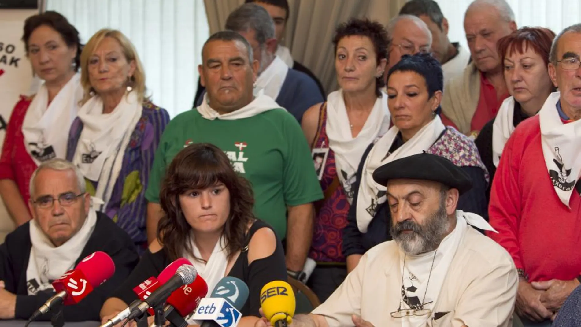Imagen de archivo de agosto de 2012, de los portavoces de la asociación de familiares de presos de ETA 'Etxerat'