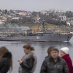 Varias personas observan un buque de la armada rusa en Sebastopol