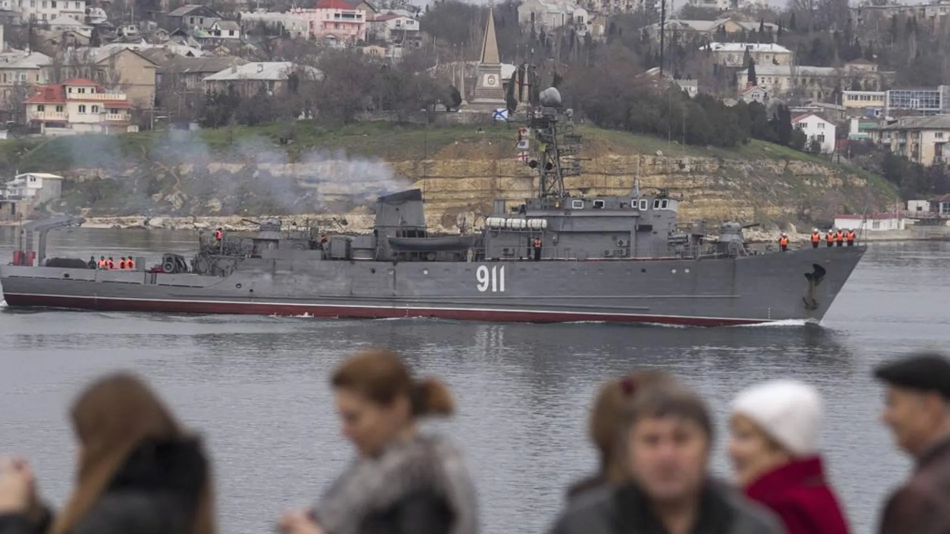 Varias personas observan un buque de la armada rusa en Sebastopol