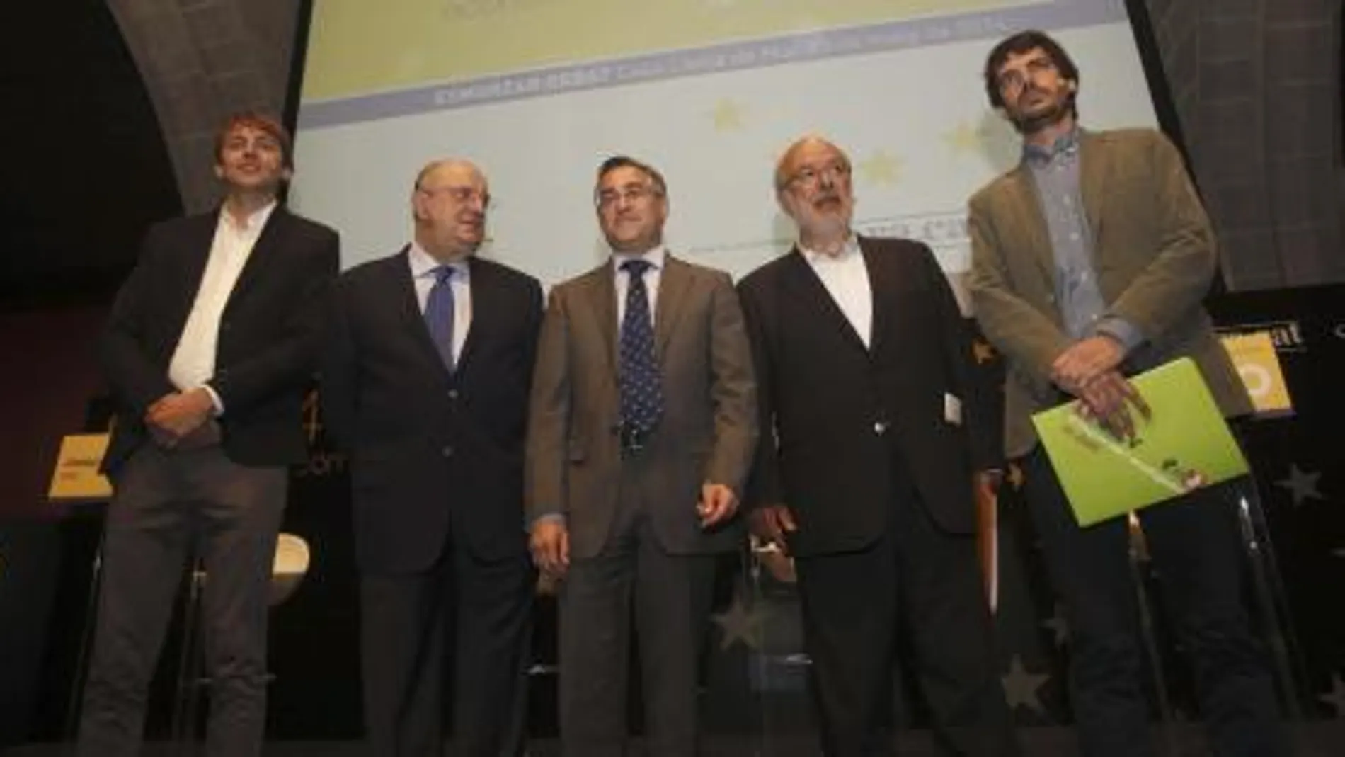 Los candidatos catalanes a las elecciones al Parlamento Europeo de ERC Josep María Terricabras (2d), CiU Ramon Tremosa (c), PPC Santiago Fisas (c), ICV-EUiA Ernest Urtasun (d) y PSC Javi López.