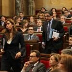 La presidenta del PPC, Alicia Sánchez-Camacho, y los diputados de esta formación abandonan el hemiciclo tras la votación