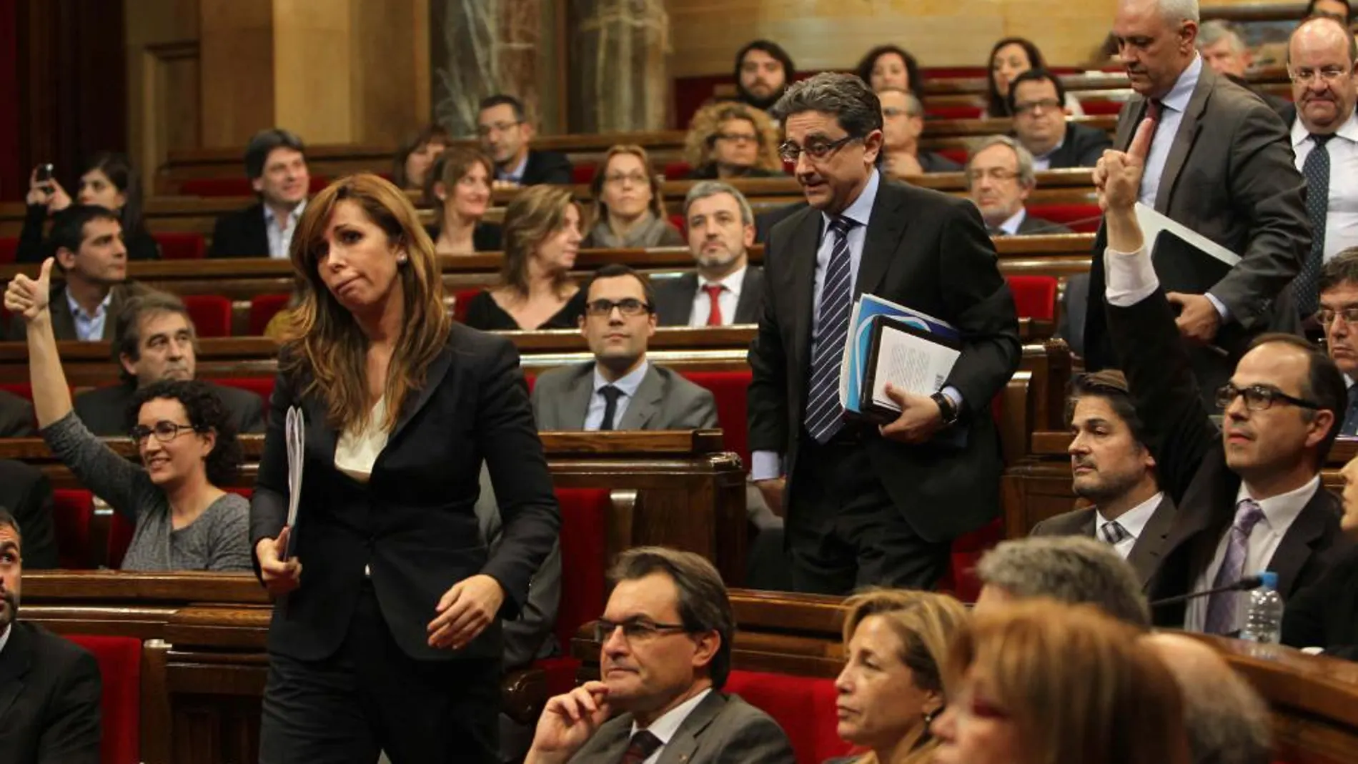 La presidenta del PPC, Alicia Sánchez-Camacho, y los diputados de esta formación abandonan el hemiciclo tras la votación