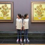 Dos parejas de gemelos contemplan las obras expuestas en Londres